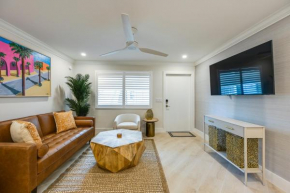 Naples Studio 1 Block to Beach and Restaurants!